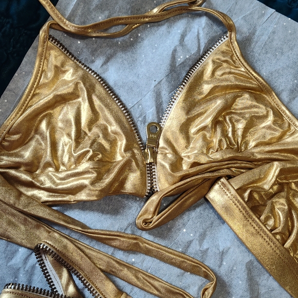 Love Lockdown In Gold - Picture 3 of 11